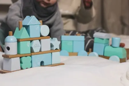 Taufgeschenk für Jungen: Steckspielhaus aus hochwertigem Holz